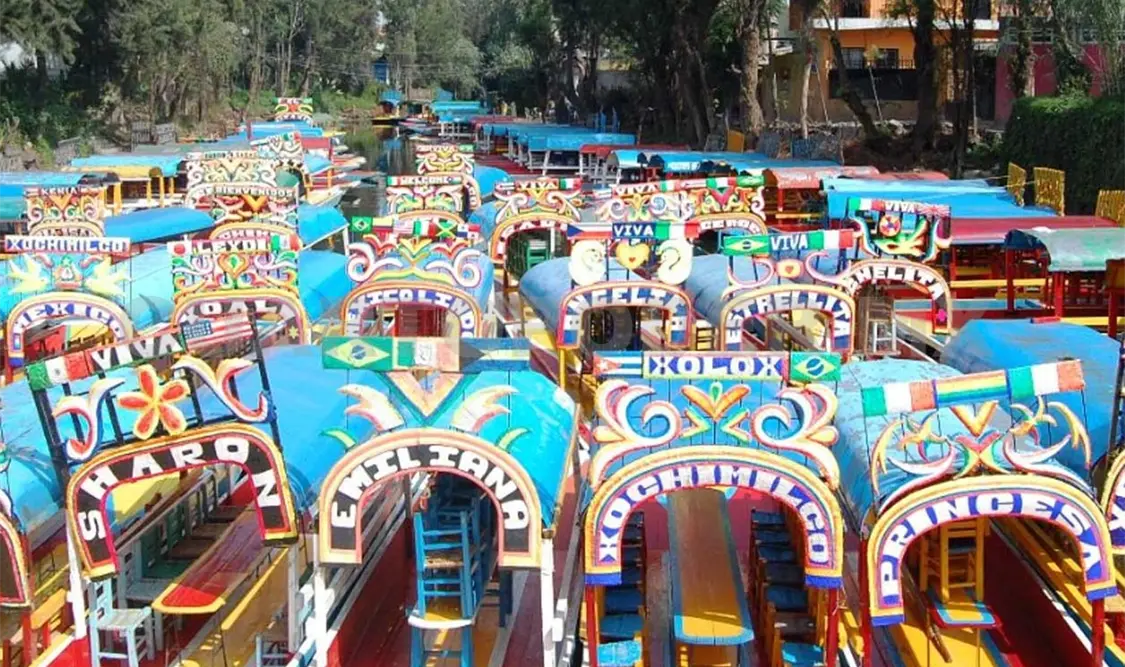 Al escenario de la obra se llega por medio de una trajinera. Cortesía