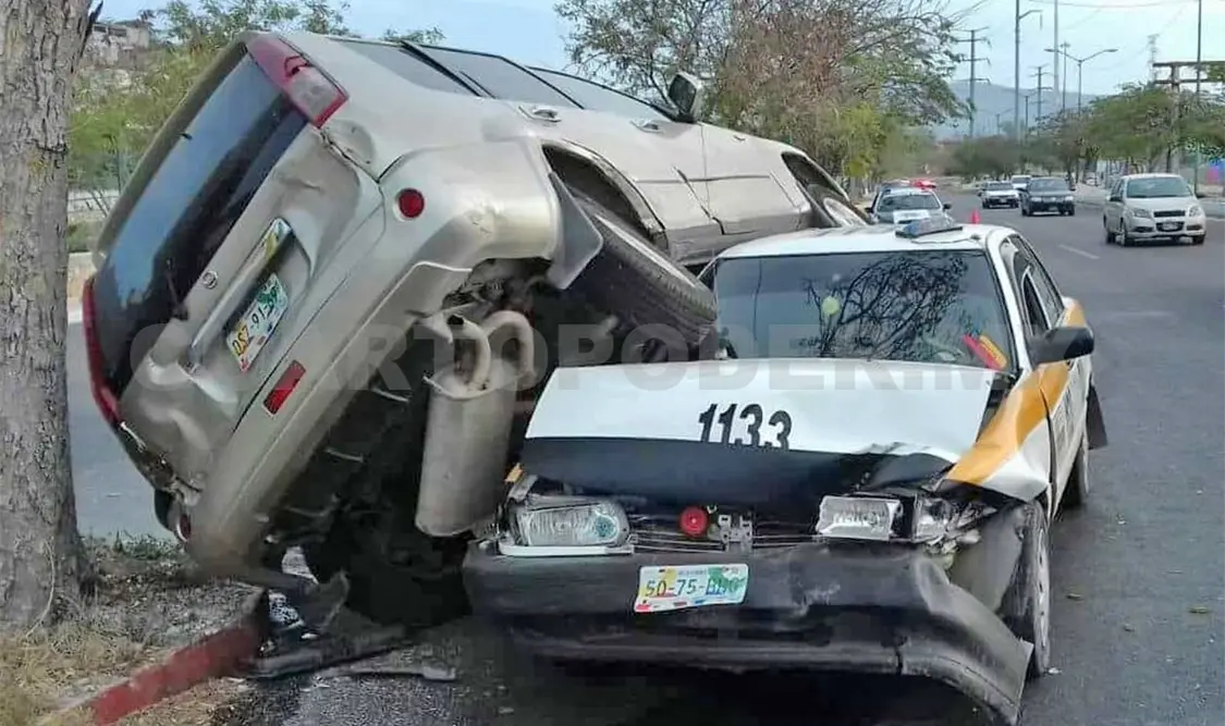X-Trail terminó sobre taxi, frente al Parque Noquis