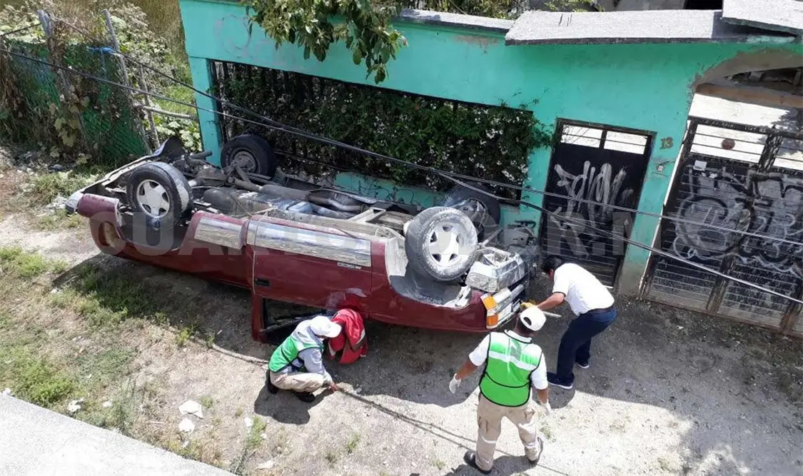 Camioneta volcó y cayó a barranco de cinco metros