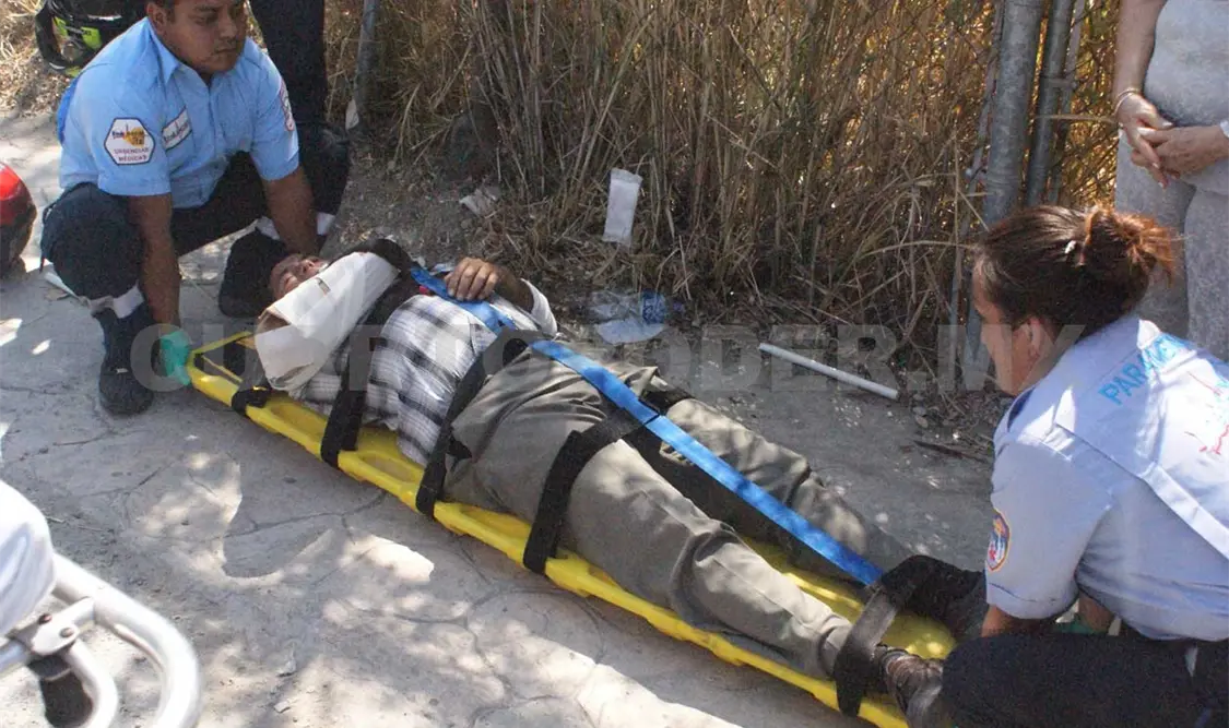 Elementos del Heroico Cuerpo de Bomberos valoraron a la víctima, siendo trasladado a un nosocomio. Edberg Mayorga /CP