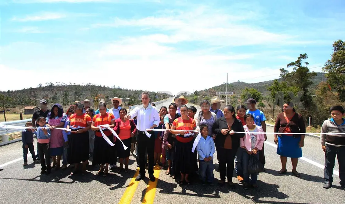 Velasco cumple con carretera Comitán-Amatenango del Valle