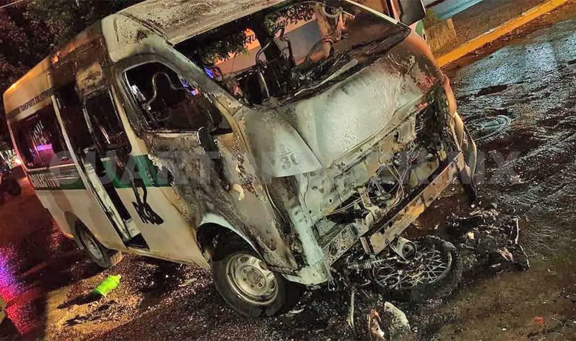 Colectivo y motocicleta se incendiaron tras chocar
