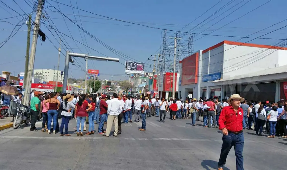 Realizan cierre vial por registro de candidatos