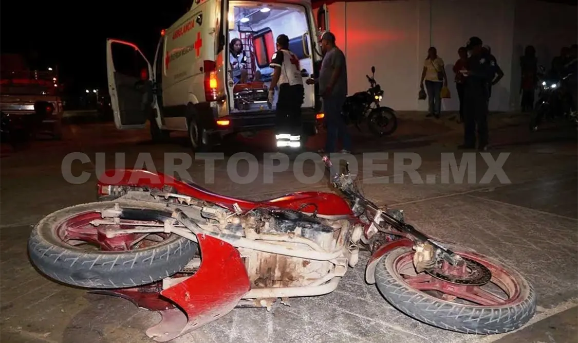 Pareja herida al impactar contra una camioneta