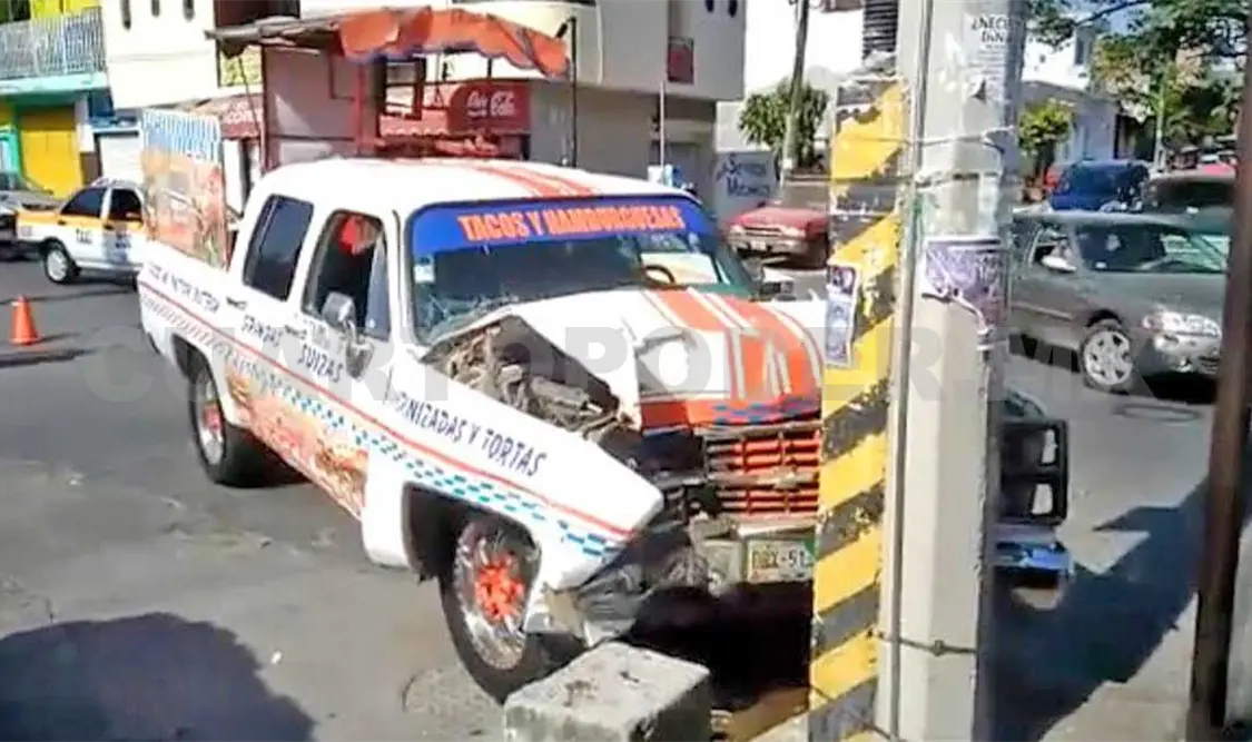 Niño queda lesionado al estrellarse camioneta