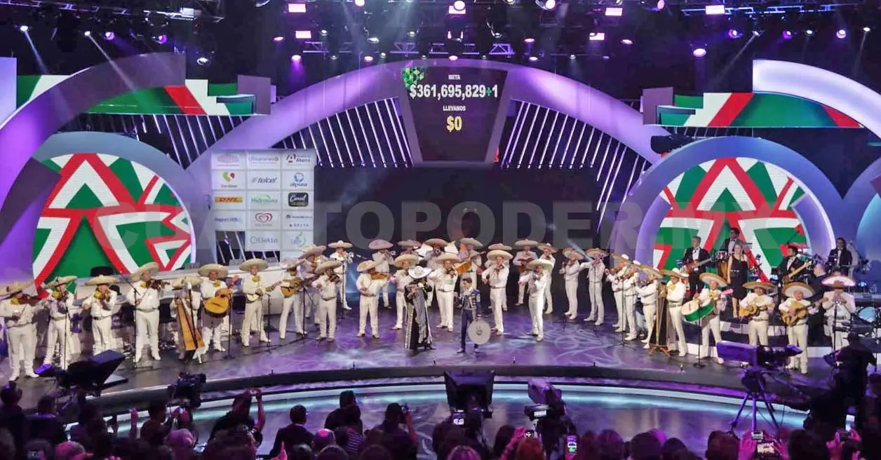 Se escuchó a un grupo de mariachis entonar Cielito lindo y conforme avanzó la canción salieron al escenario personajes como Héctor Sandarti, Inés Gómez Mont. Notimex