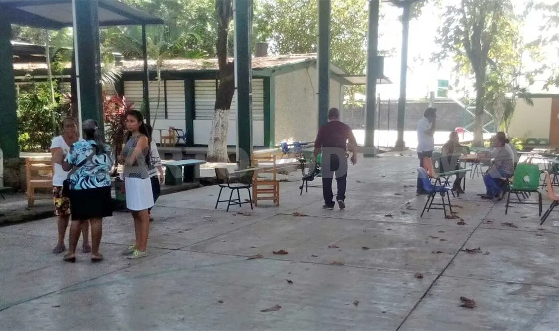 El día de ayer un grupo de 30 personas tomó las instalaciones de la escuela. Ramón García /CP