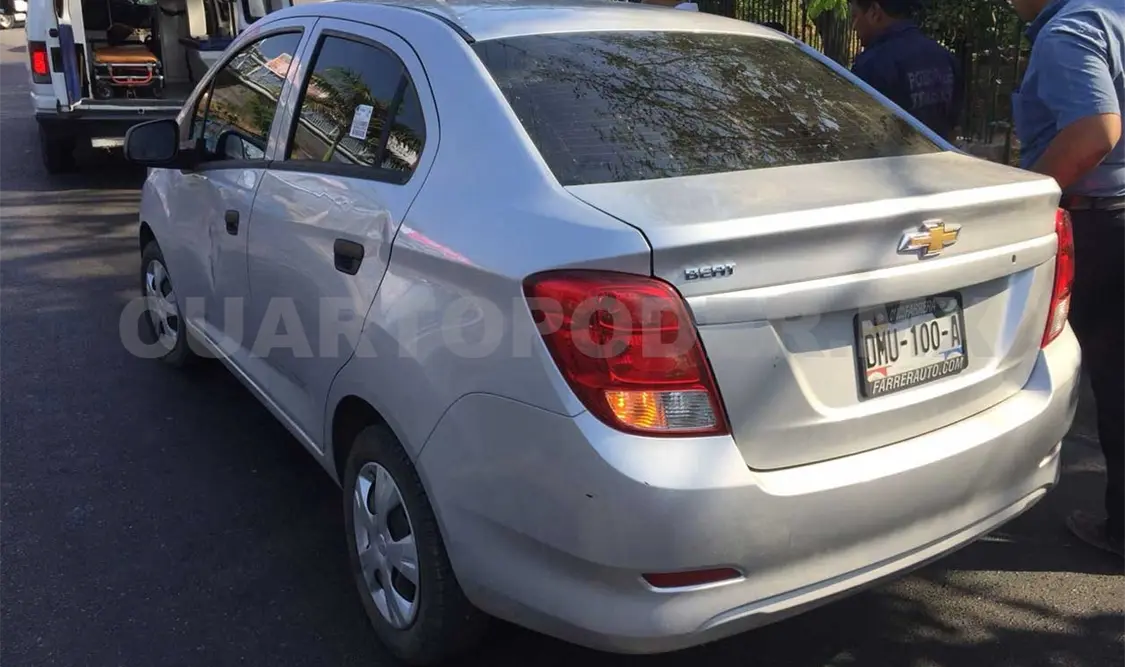 Tres lesionados en choque de sedán y colectivo