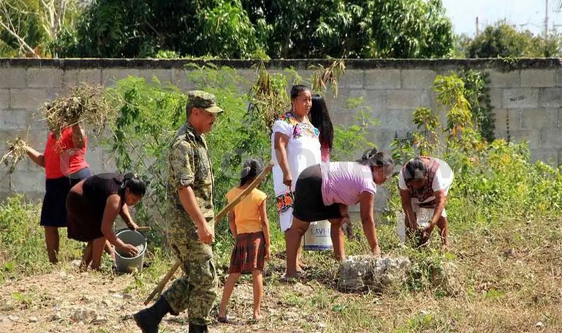 Militares dejan armas y toman escobas