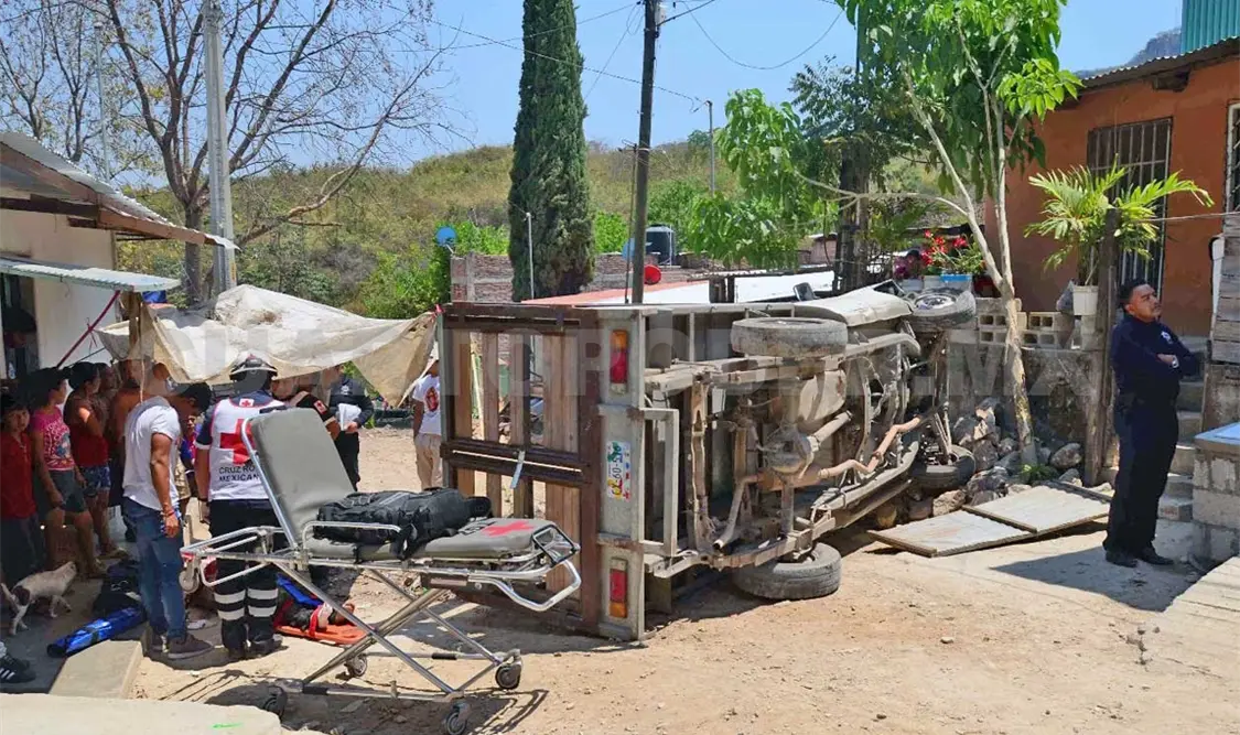 Mujer queda prensada en un vehículo volcado