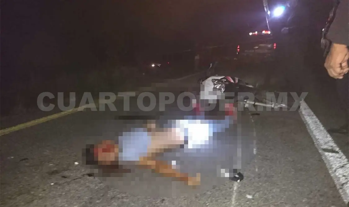 Mueren jóvenes al ser embestidos por carro