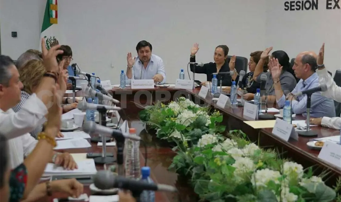 Aprueban licencia a Fernando Castellanos