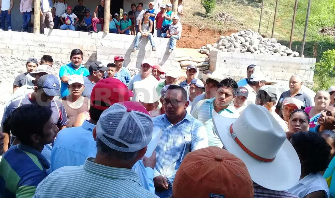 Con bloqueo carretero, comuneros logran apoyos