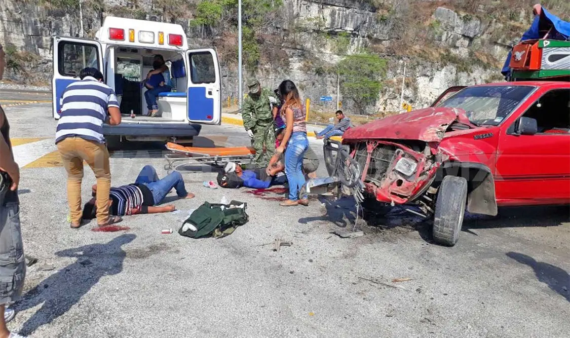 Camioneta queda sin frenos y se estrella contra poste