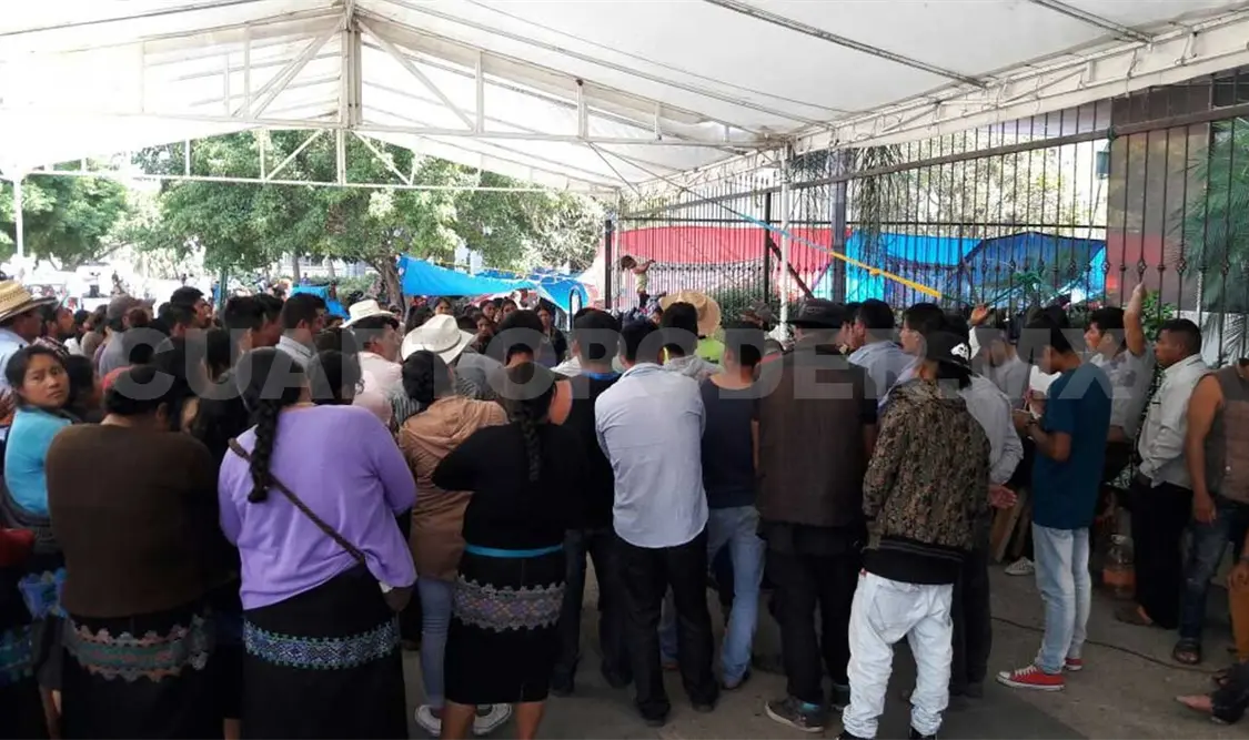 Desplazados continúan la espera de atención