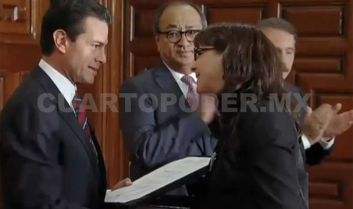 El presidente Enrique Peña Nieto entregó del Premio Nacional en Ciencias Físico-Matemáticas y Naturales a María Elena Álvarez-Buylla Roces. Cortesía