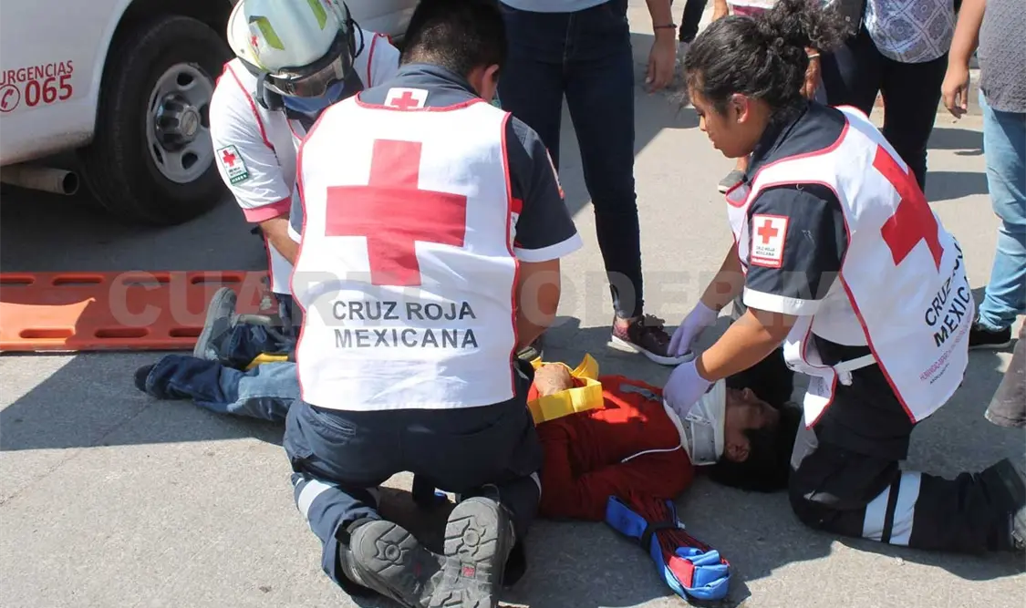 Semaforazo deja a un motociclista lesionado