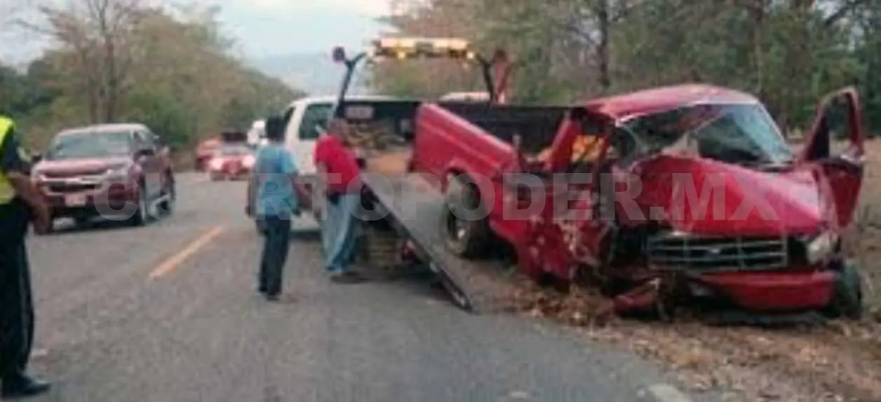 Rescatan a conductor al sufrir volcadura