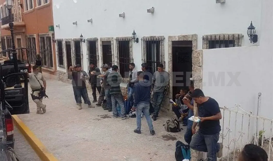Rescatan a 101 migrantes en tráiler