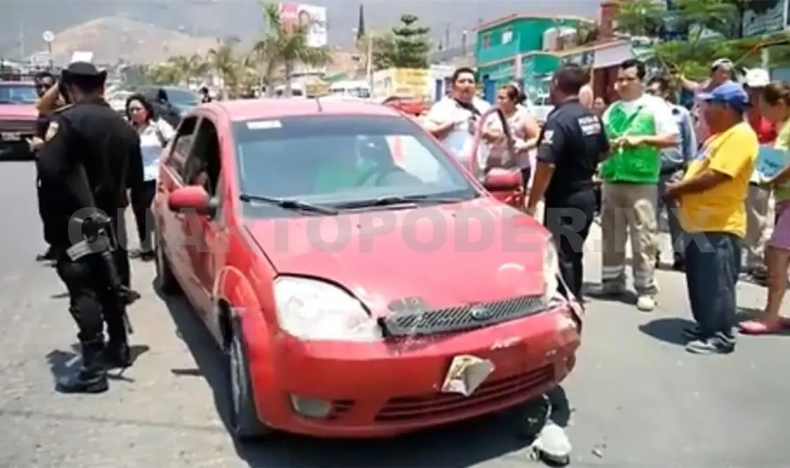 Taxista provoca accidente múltiple