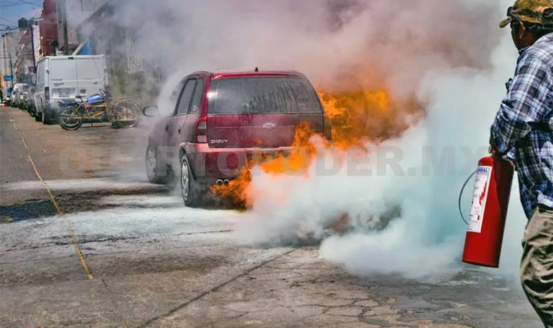 Se incendia Chevy por un posible cortocircuito