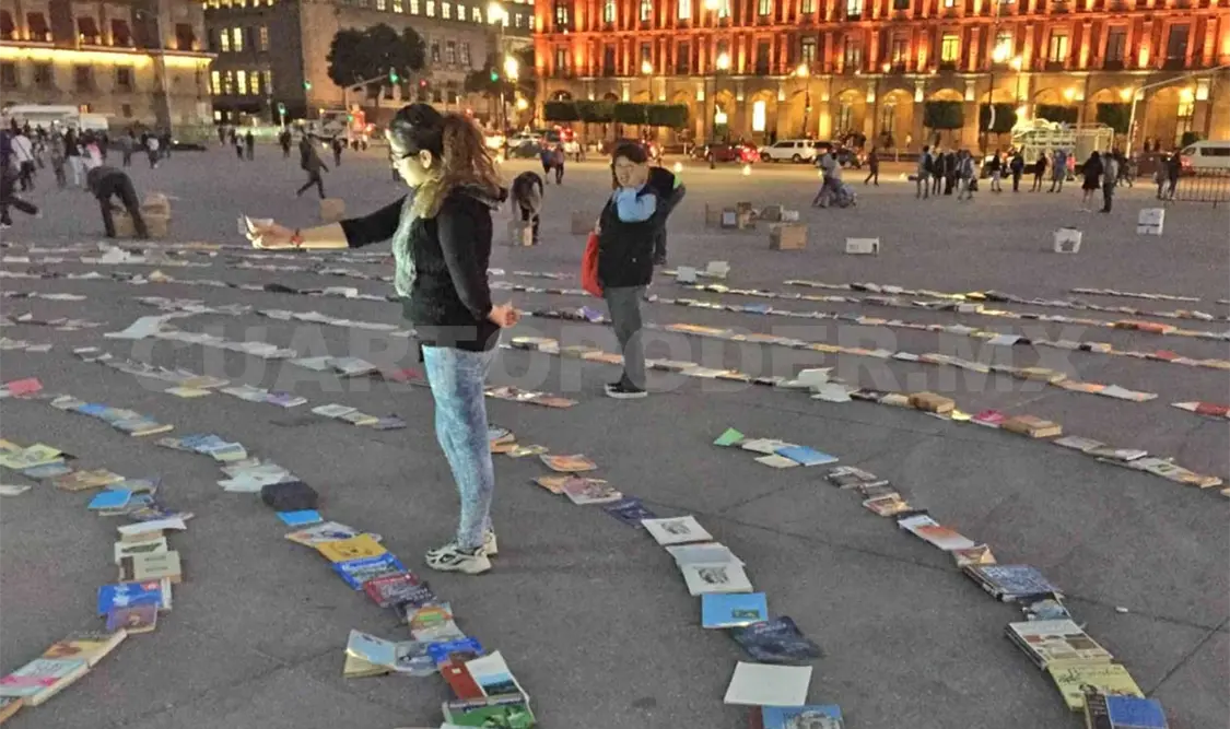 La espiral de libros se realizó en el Zócalo capitalino. Cortesía