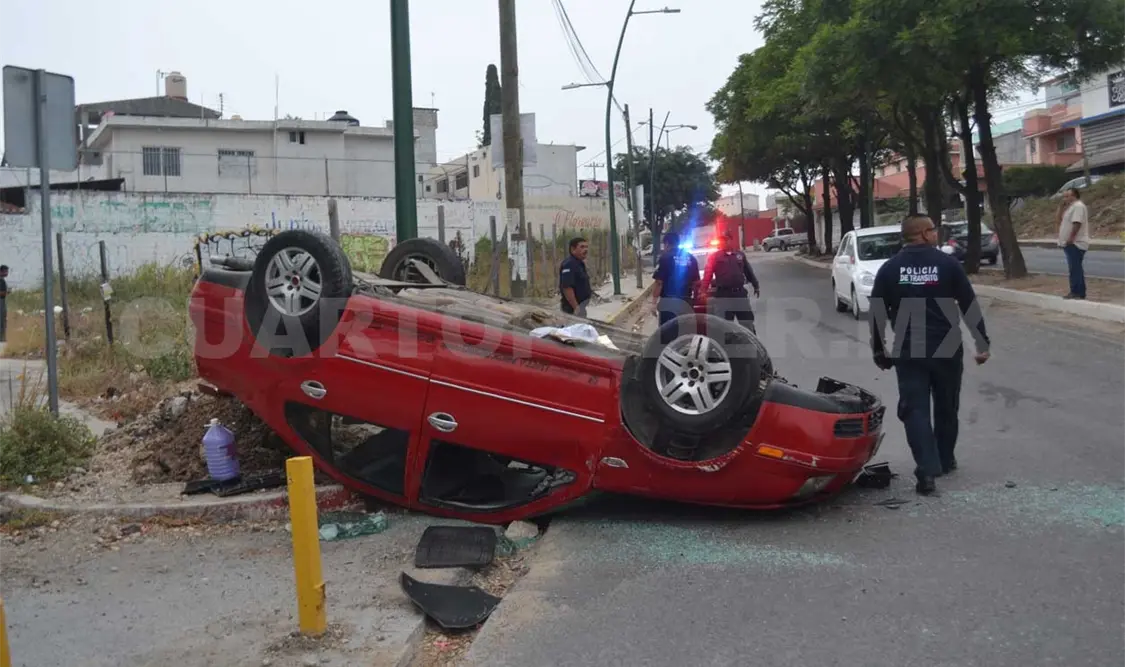 Conductor evita percance y termina volcando su Jetta