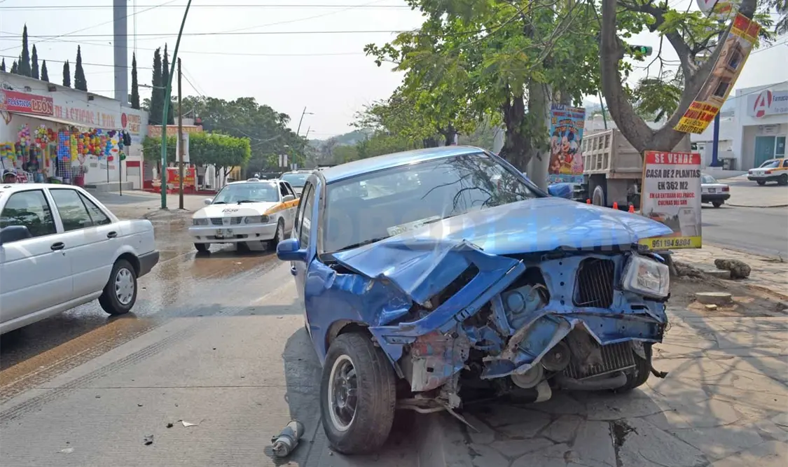 Queda lesionada tras fuerte accidente vial