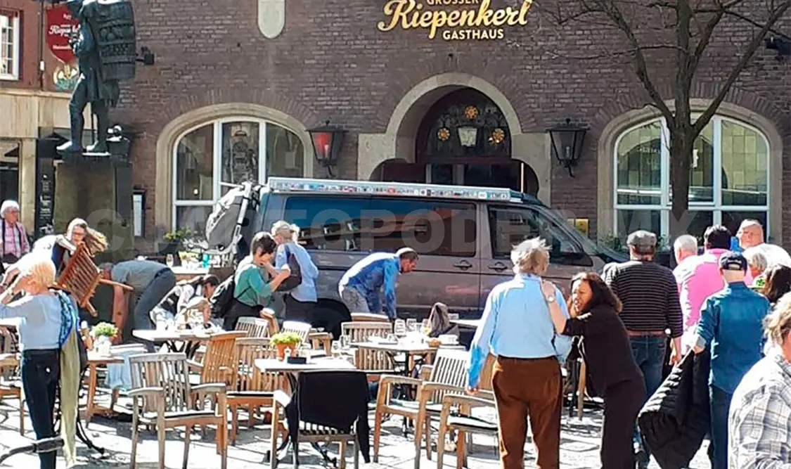 Coche embiste a multitud y deja varios muertos