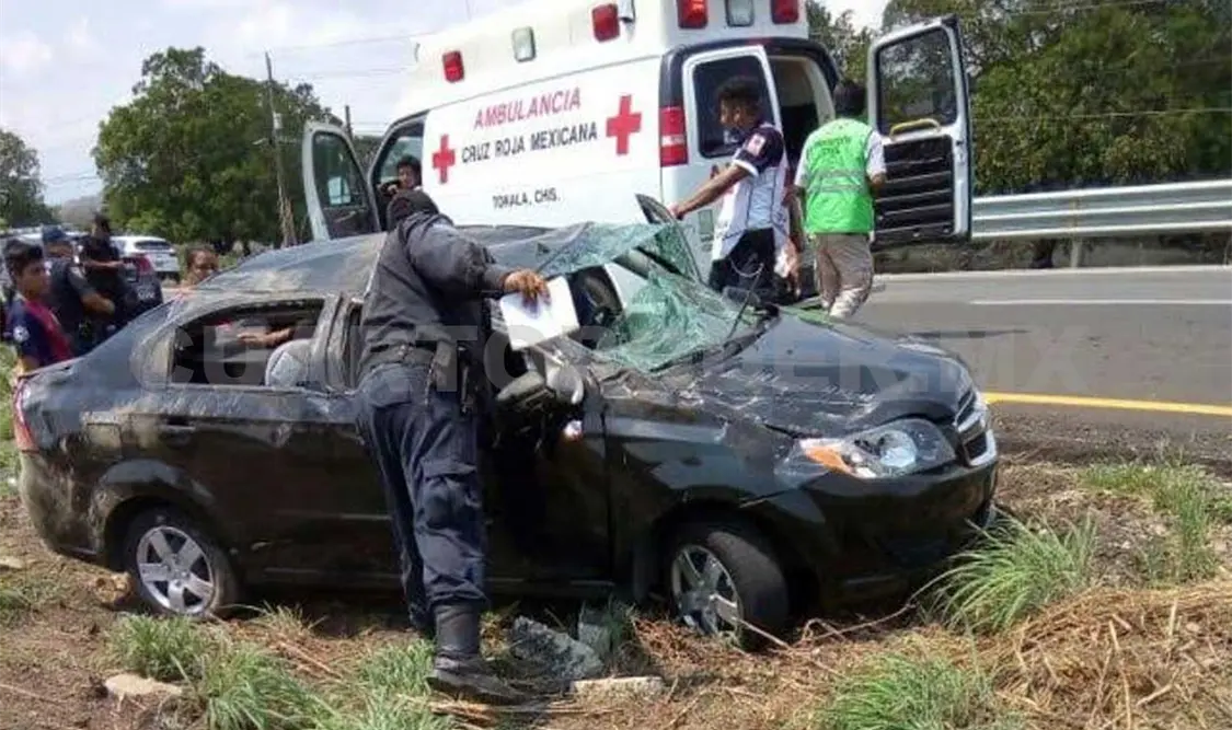 Cinco lesionados, el saldo de aparatosa volcadura