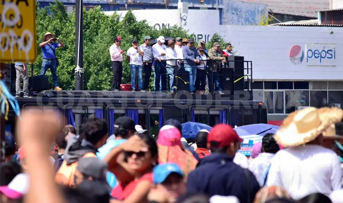 Maestros marchan y suspenden labores dos días
