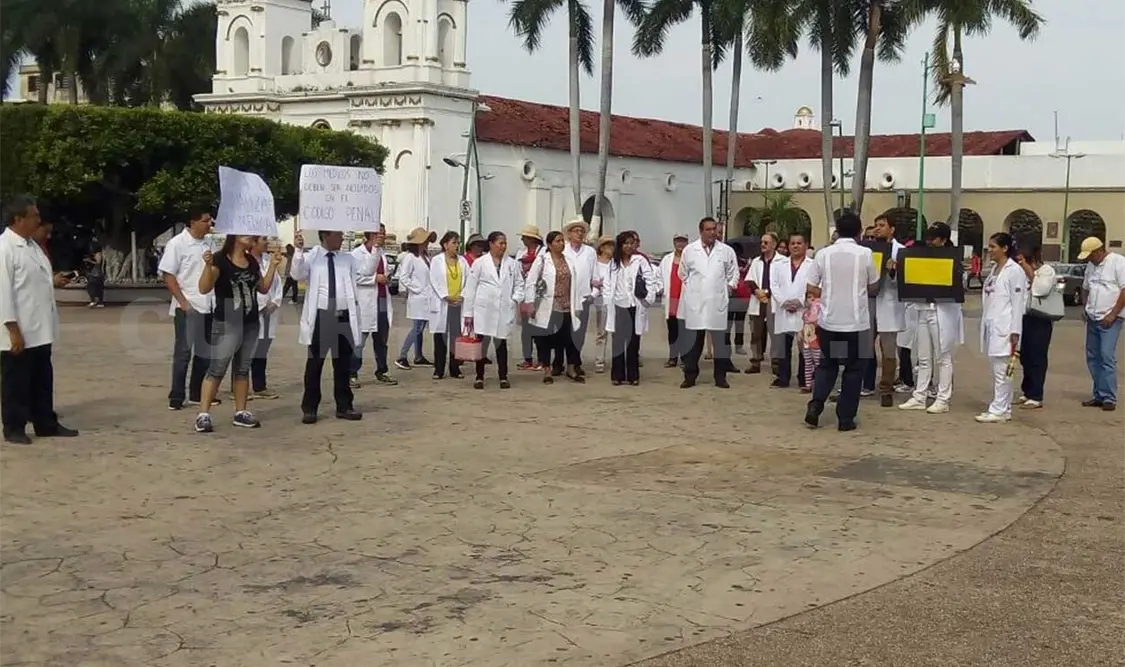 Marcha personal de salud en apoyo a médico de Oaxaca
