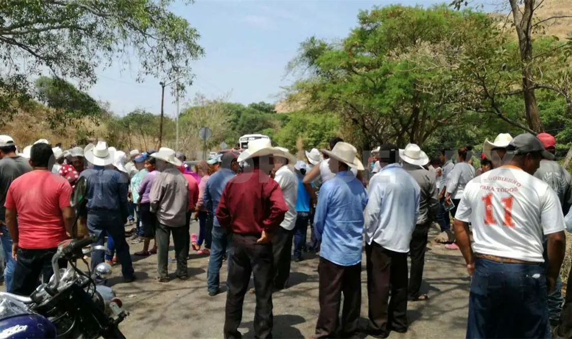 Damnificados por sismo bloquean carretera