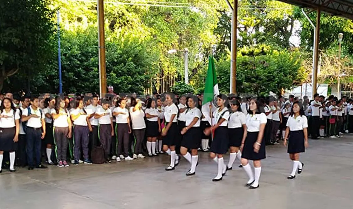Estudiantes del nivel medio superior regresan a clases