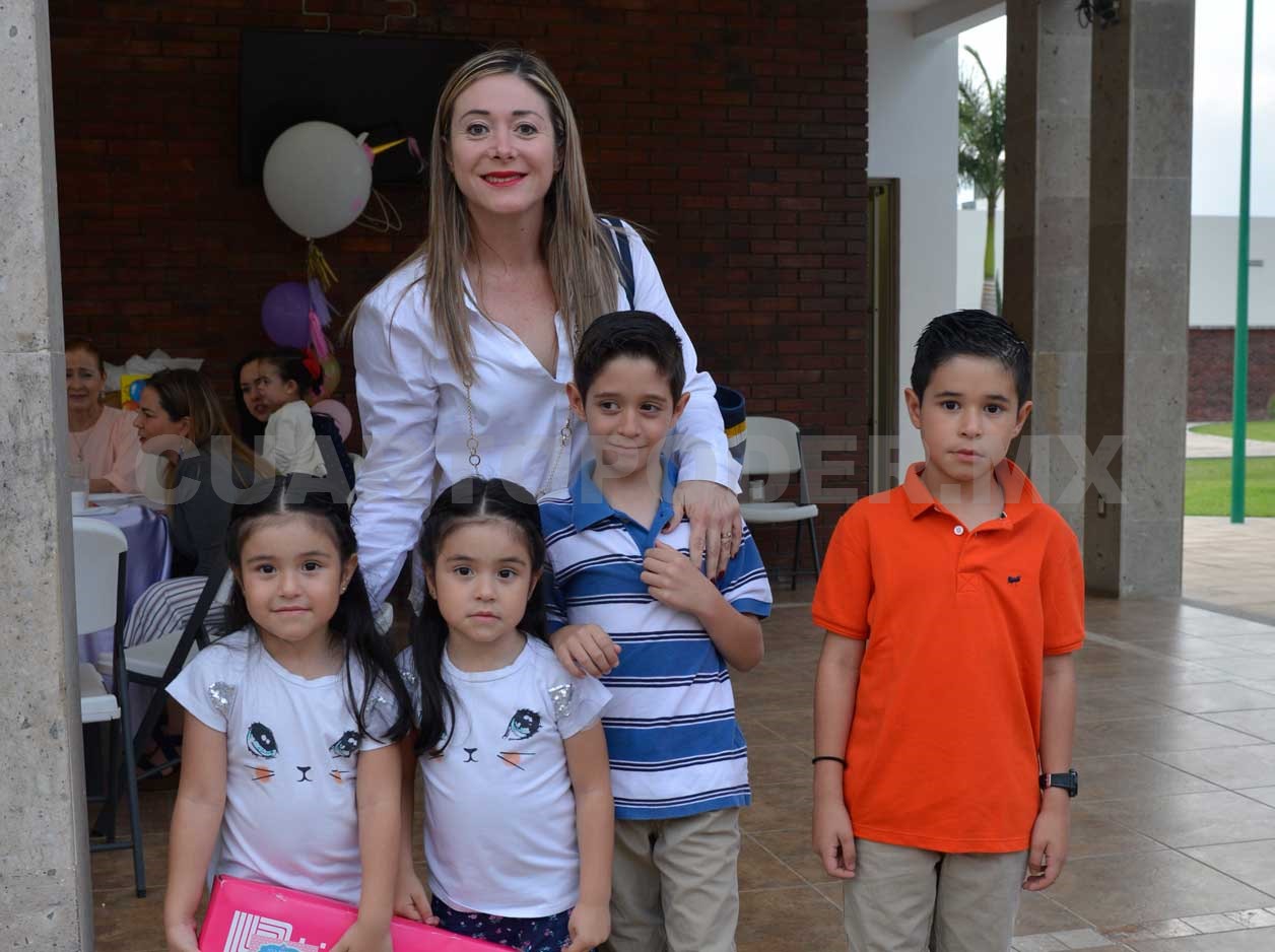 Dulces, piñatas y regalos para Silvana