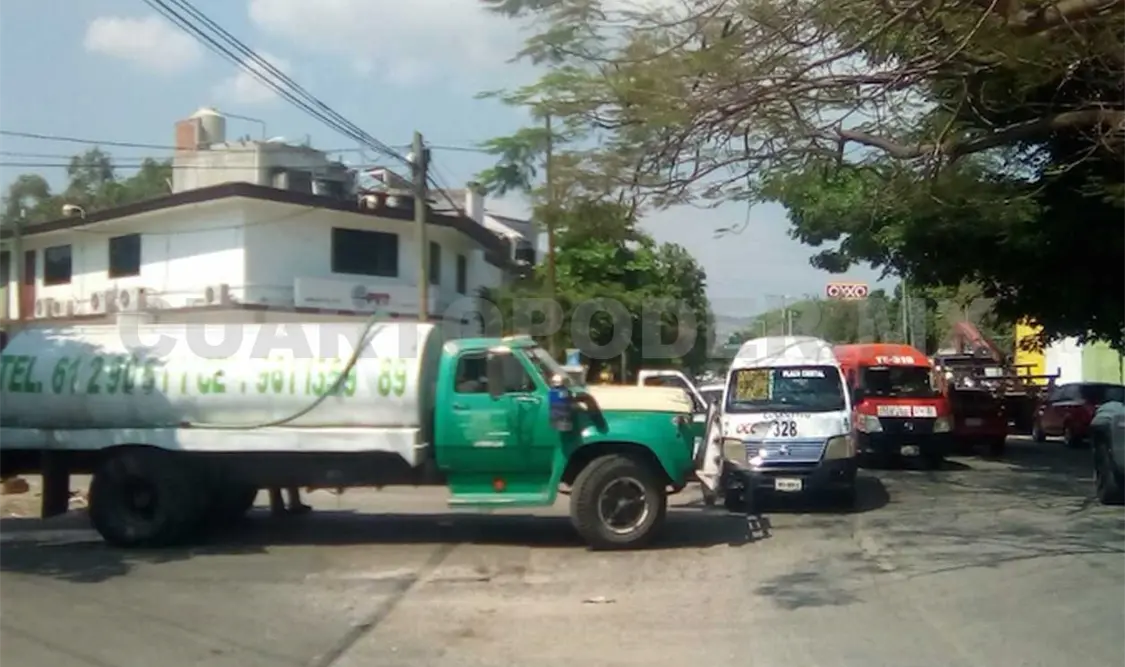 Colectivo se estrelló contra una pipa