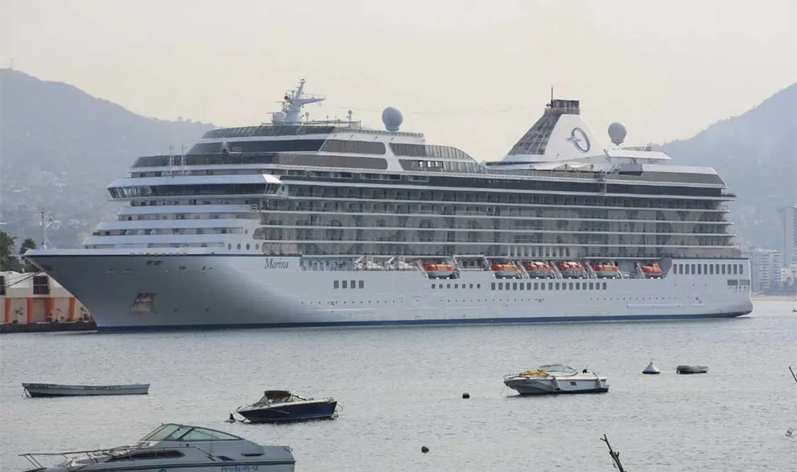 Arriba crucero Marina al puerto de Acapulco