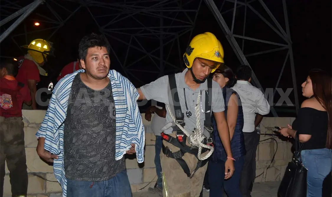 Se quería lanzar de una torre y bomberos lo rescatan