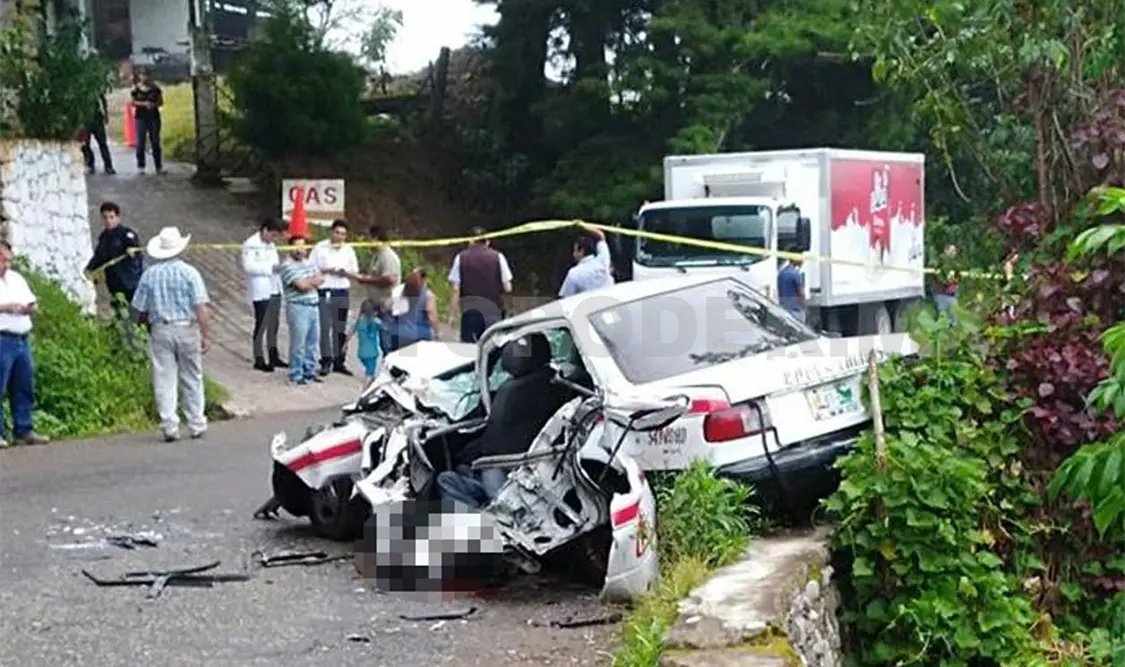 Un muerto y cuatro heridos en choque de taxi y camión