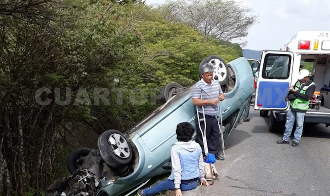 Padre e hija, lesionados en aparatosa volcadura