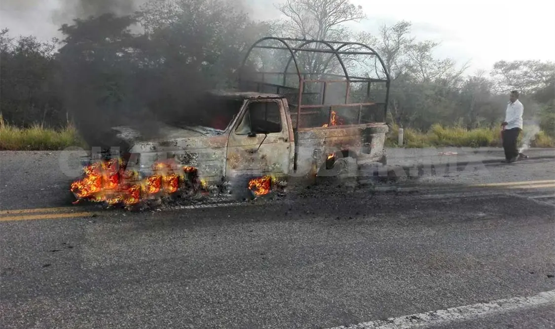 Se incendia camioneta por falla mecánica