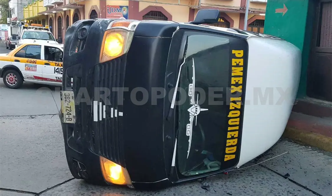 Vuelca colectivo tras impactar contra taxi