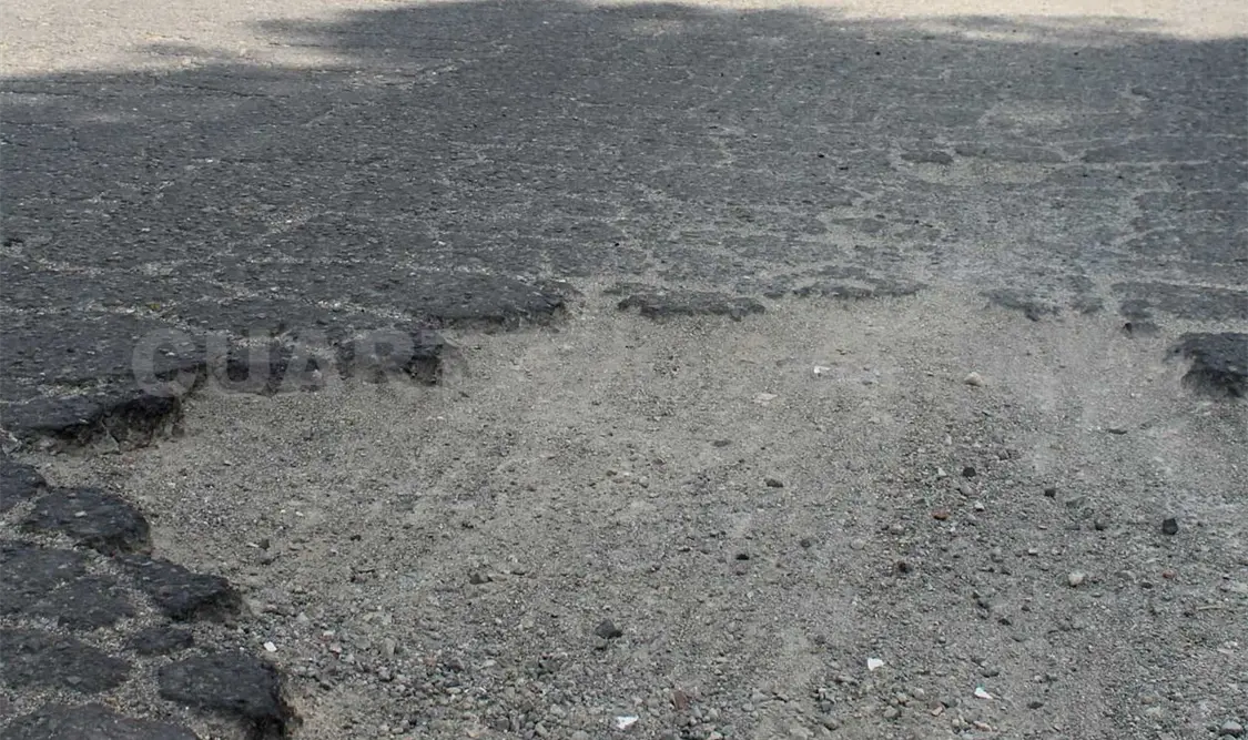 Esta vía se está convirtiendo en un grave riesgo por el estado de la carretera. Ramón García / CP