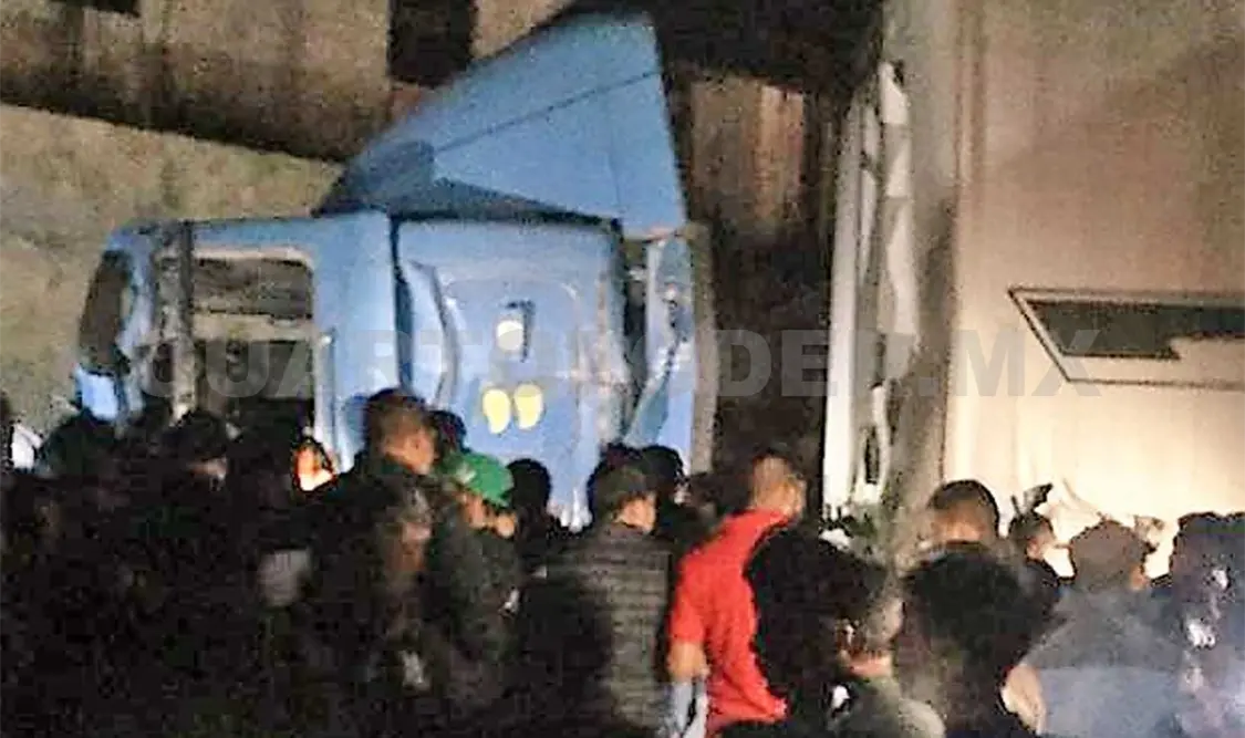 En el percance cuatro personas que viajaban en el colectivo fueron trasladados a un hospital a la ciudad de San Cristóbal. Flor Cordero / CP
