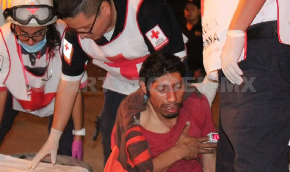 Paramédicos de la Cruz Roja Mexicana arribaron para valorar a la víctima, quien tuvo que ser trasladado a un hospital. Edberg Mayorga /CP