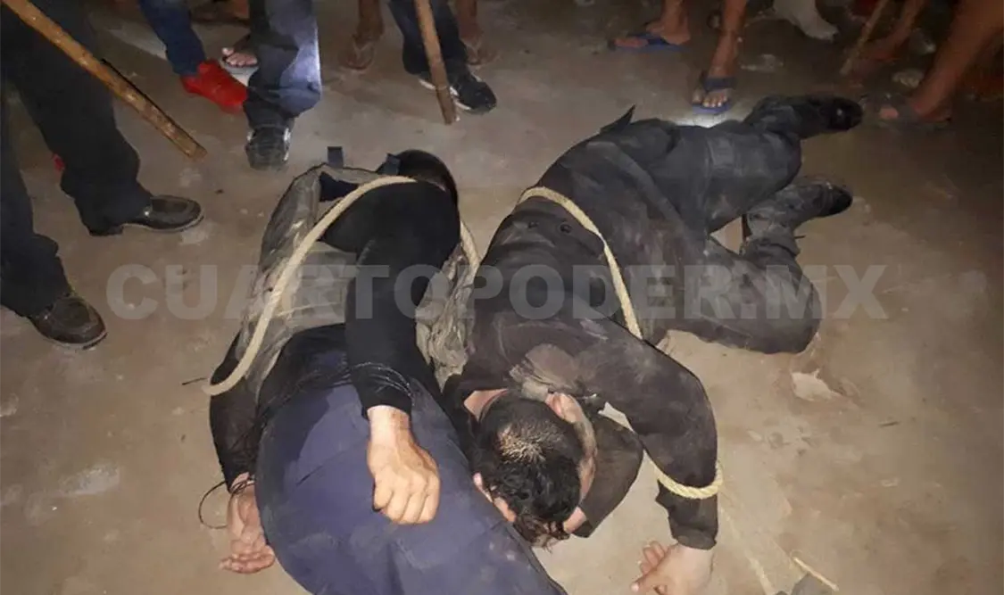 Evitan linchamiento de policías