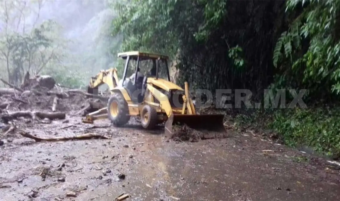 Piden tomar precaución por derrumbe de cerro