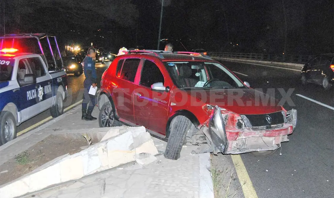 Destroza su camioneta en el camellón y huye