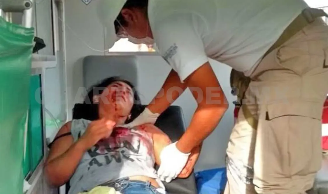 Su compañera de parranda la apuñala en riña callejera