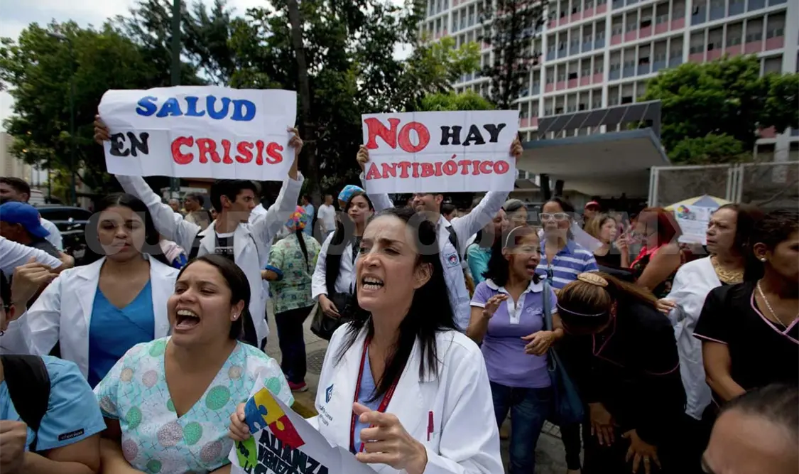 Protestan por crisis en hospitales